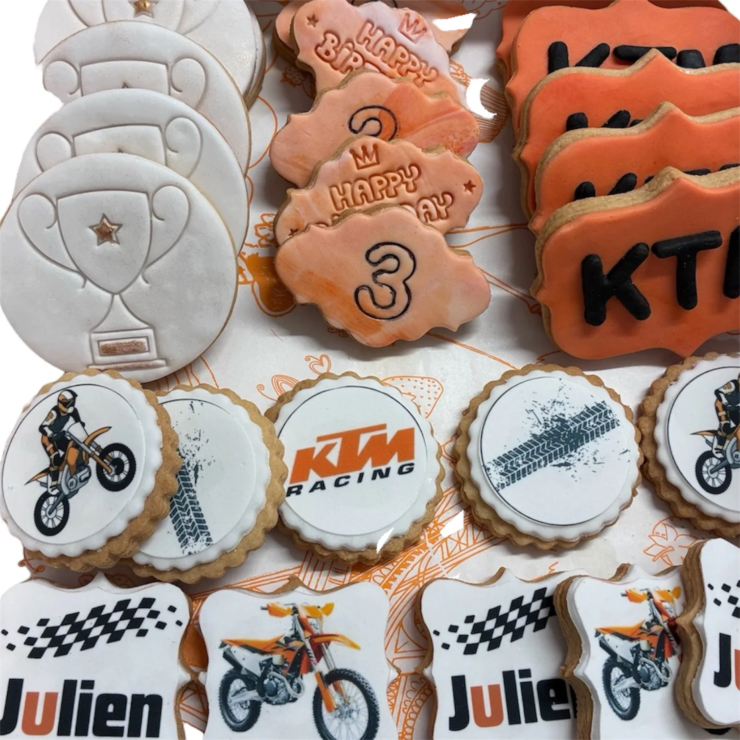 Assortiment de biscuits sablés décorés au glaçage royal sur le thème moto-cross KTM