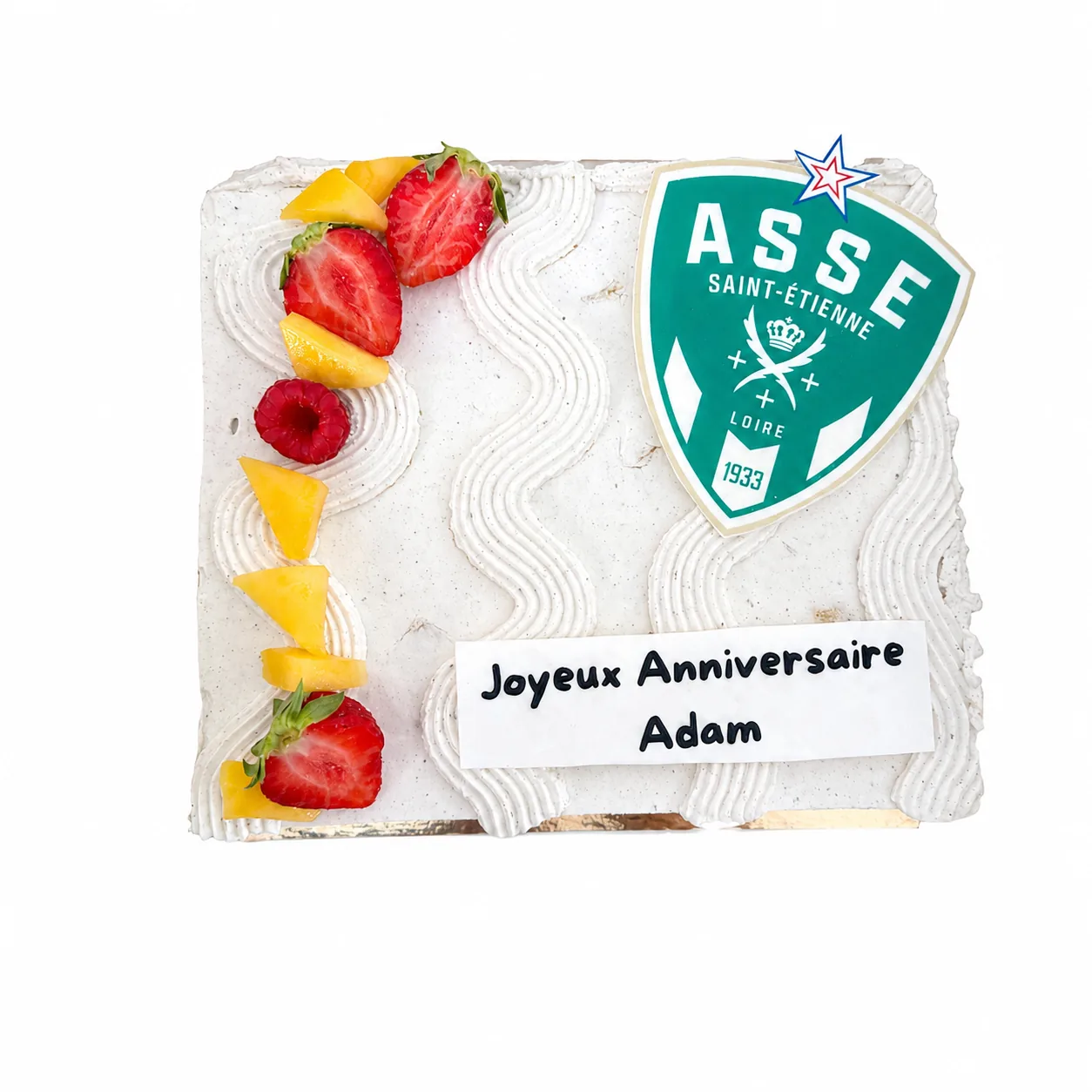 Gâteau carré garni de fraises, mangue et framboises fraîches, personnalisé avec un visuel sportif et le message « Joyeux Anniversaire Adam »