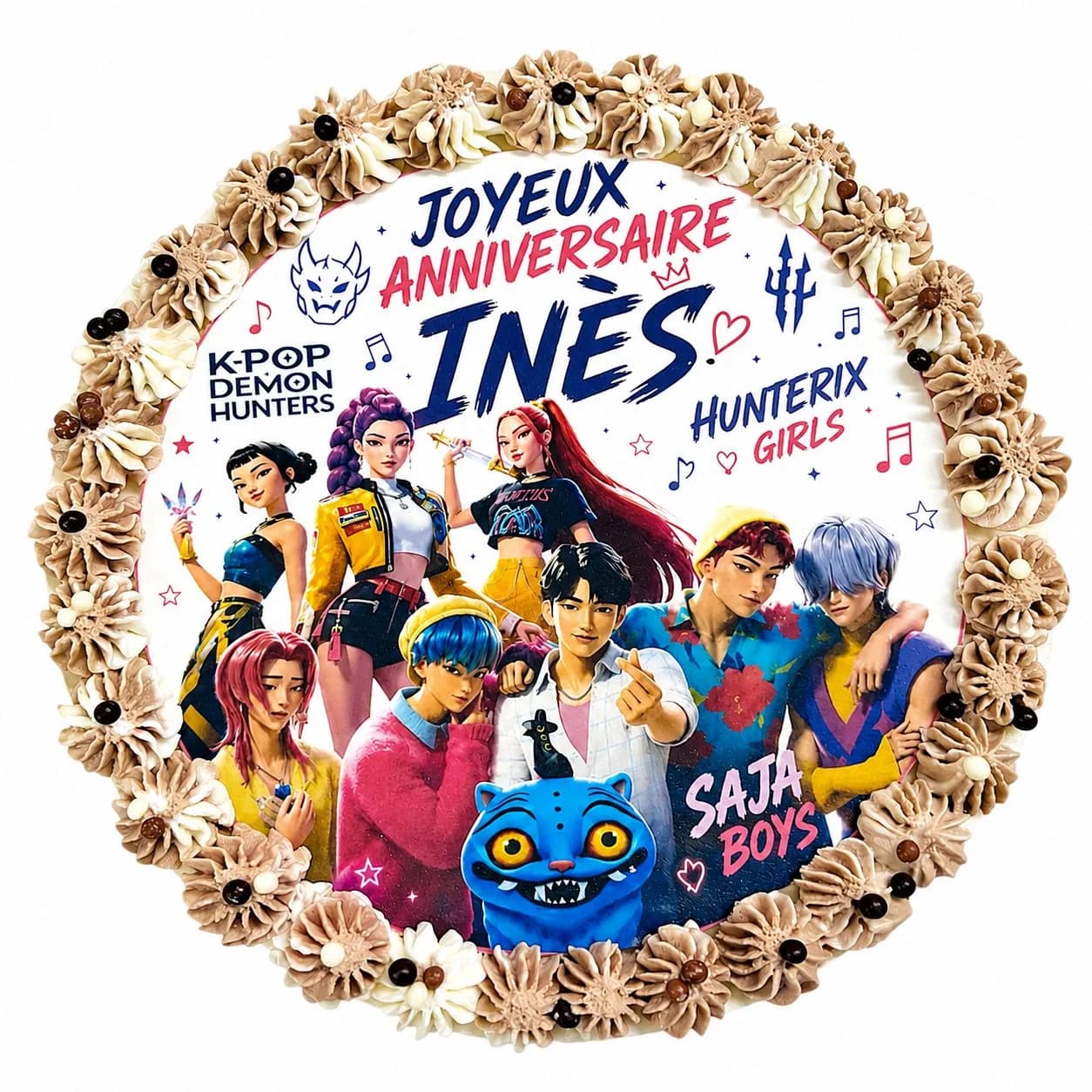Gâteau rond décoré d'un visuel comestible sur le thème K-Pop, entouré d'une bordure de rosaces en crème
