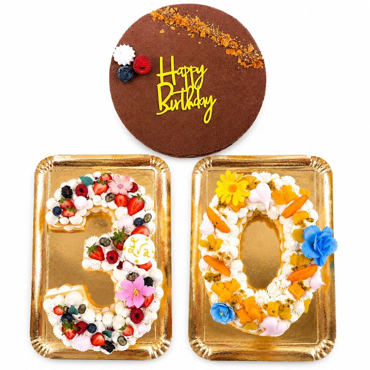 Number cake en forme de chiffres 3 et 30, garni de crème vanille, fruits rouges et fleurs comestibles
