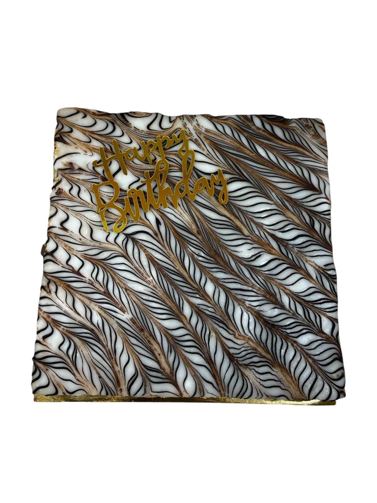 Layer cake carré au glaçage marbré chocolat et vanille façon plumes, topper doré « Happy Birthday »