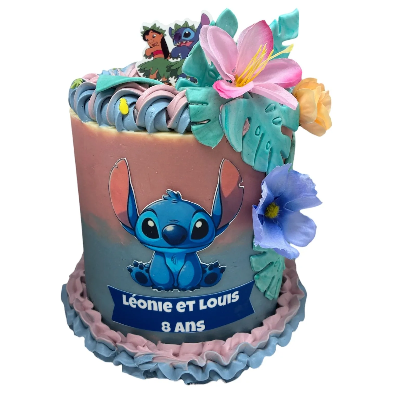 Gâteau d'anniversaire Lilo & Stitch aux tons pastel, décoré de fleurs tropicales en pâte à sucre