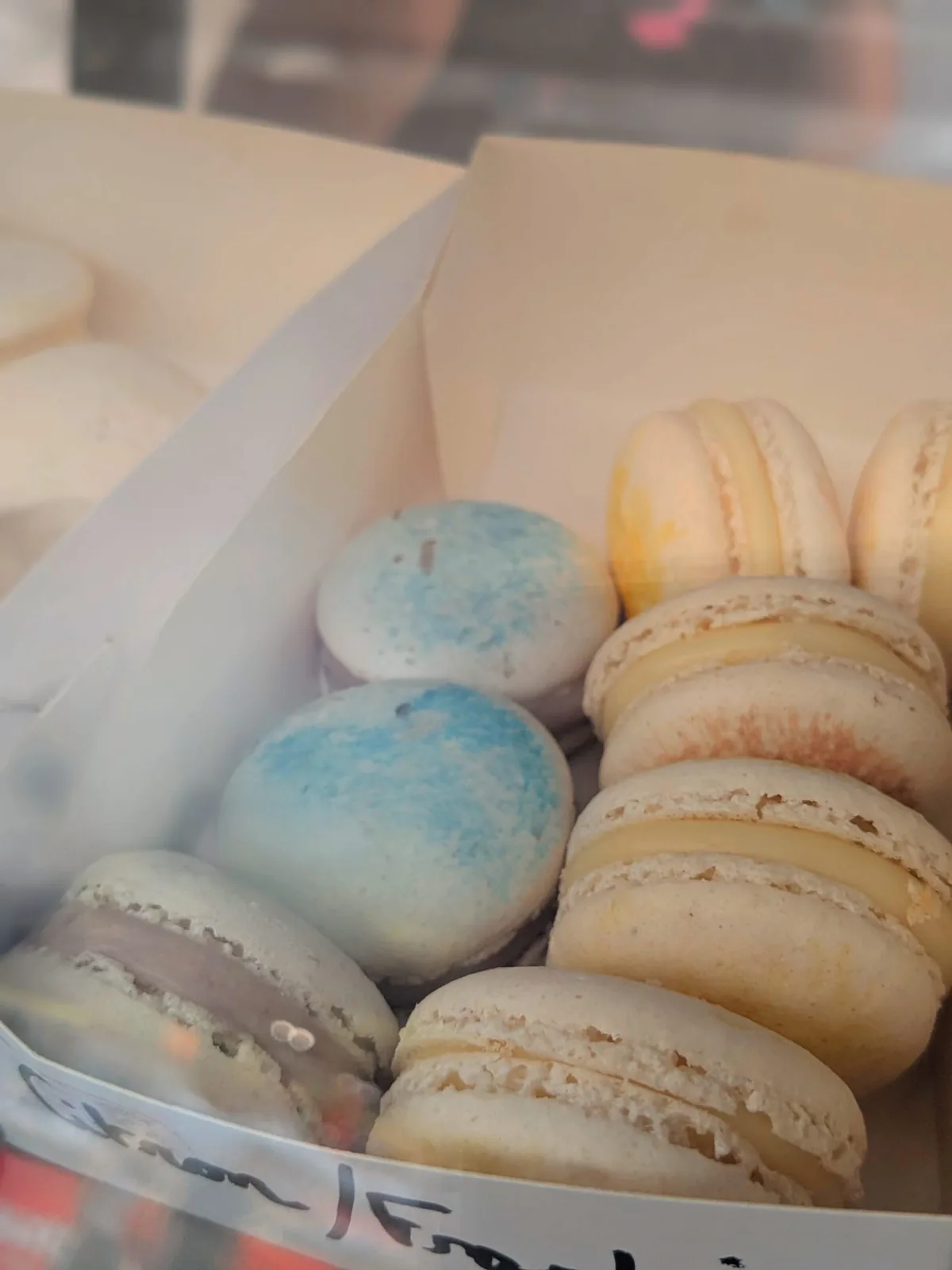 Assortiment de macarons de couleurs variées, présentation sur plateau