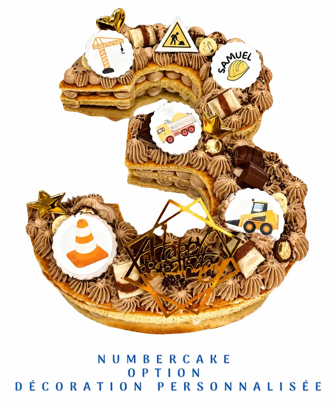 Number cake en forme de chiffre 3, décoré de figurines chantier personnalisées et d'un topper doré Happy Birthday