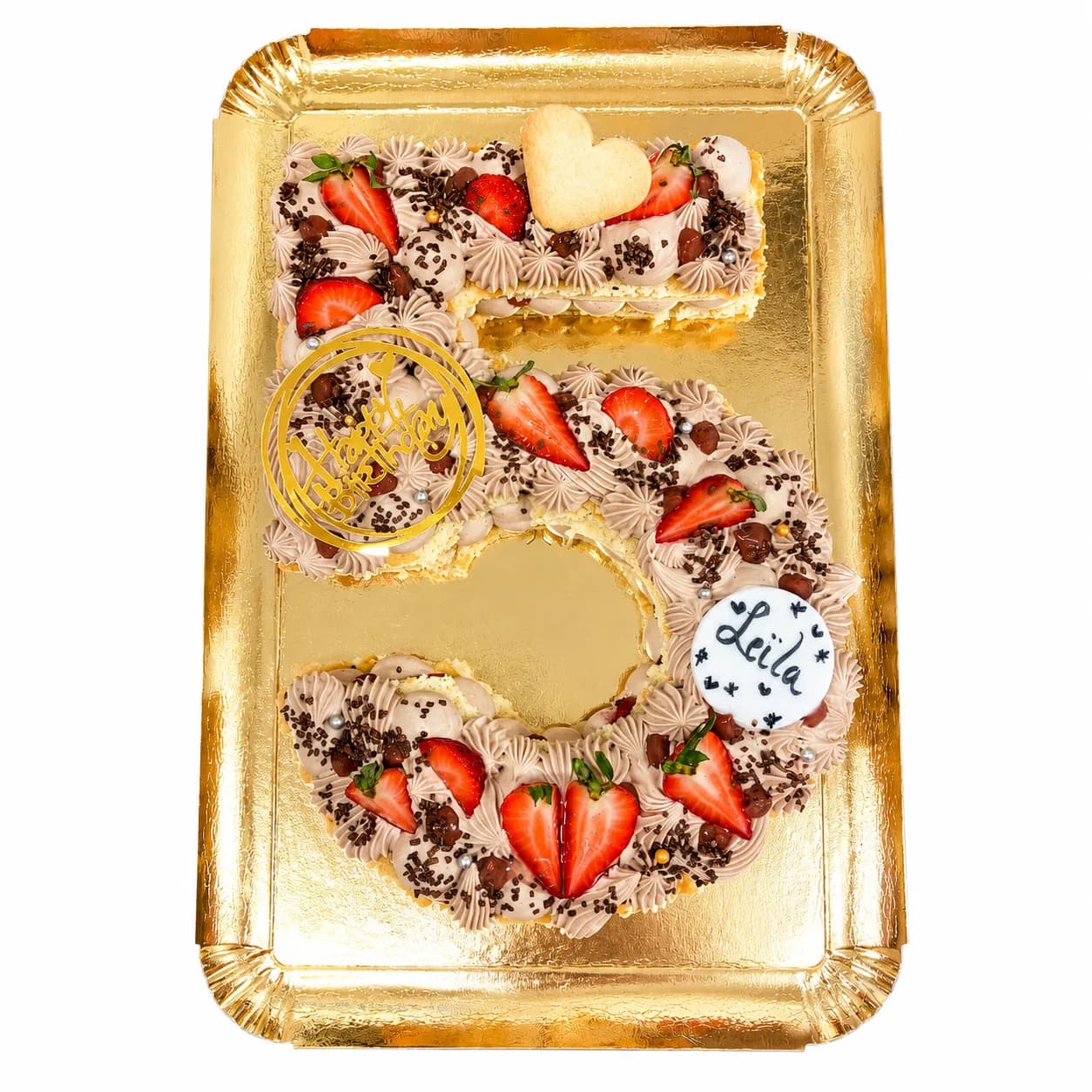 Number cake en forme de chiffre 5, garni de fraises fraîches et de crème chocolat, prénom Leïla inscrit sur un médaillon
