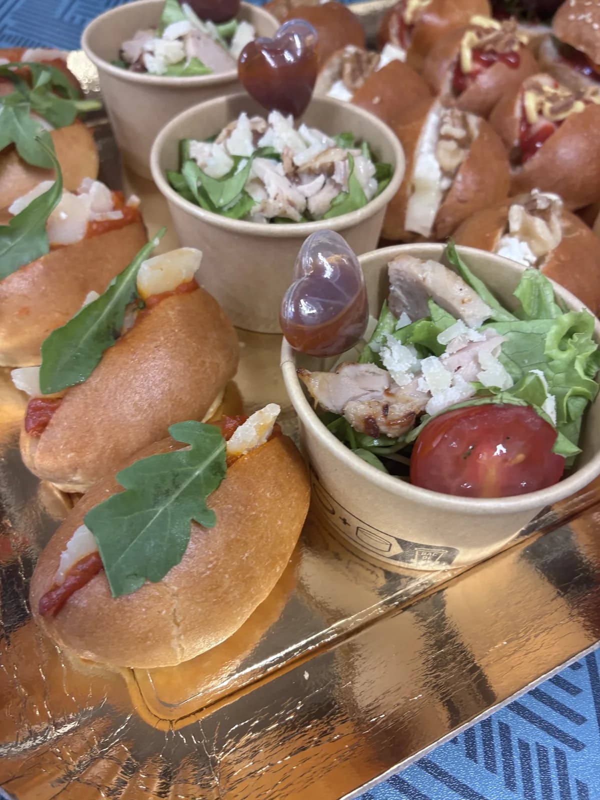 Verrines de salade Caesar et mini hot dogs présentés pour un buffet salé