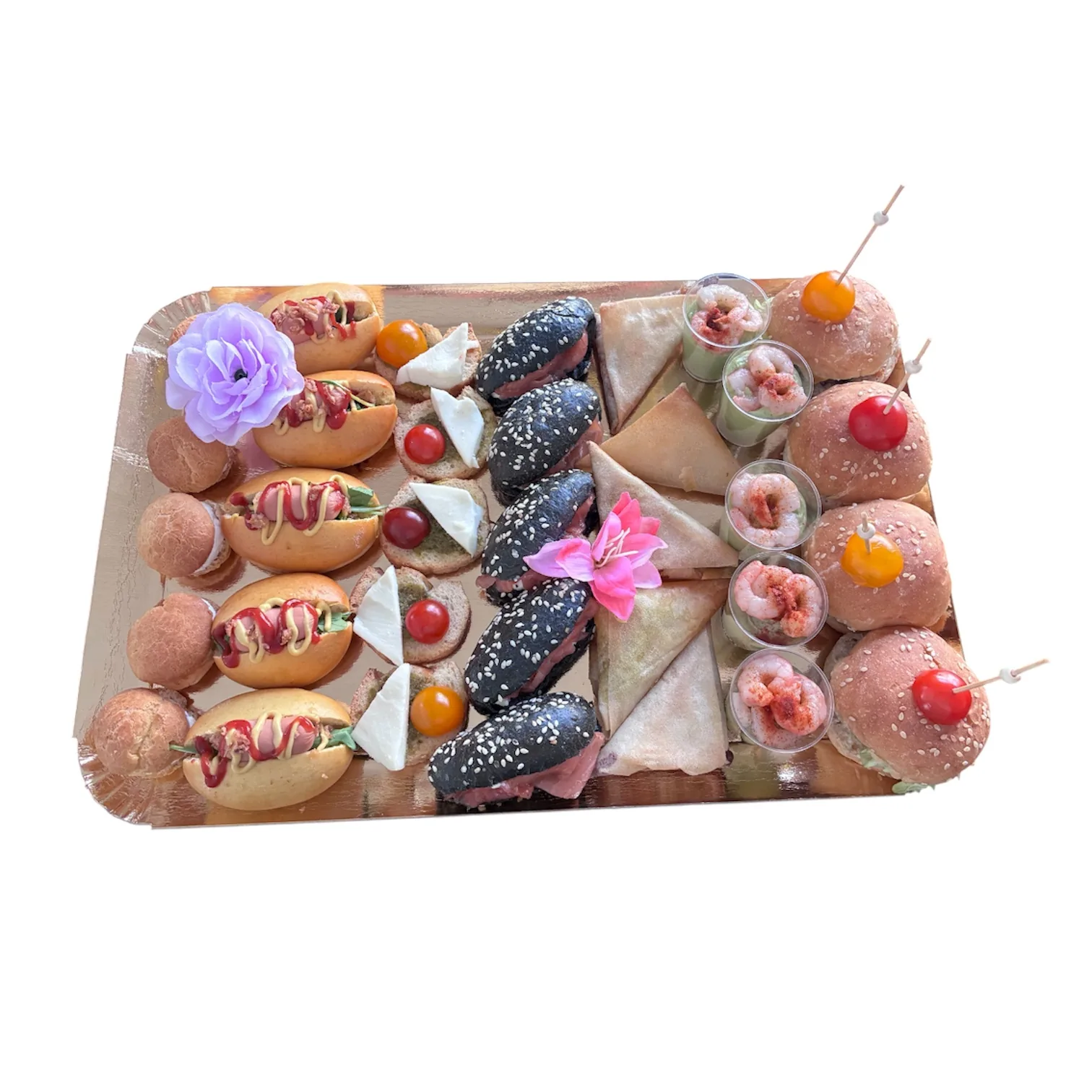 Buffet salé raffiné — mini burgers, verrines et bouchées présentés pour une réception de mariage