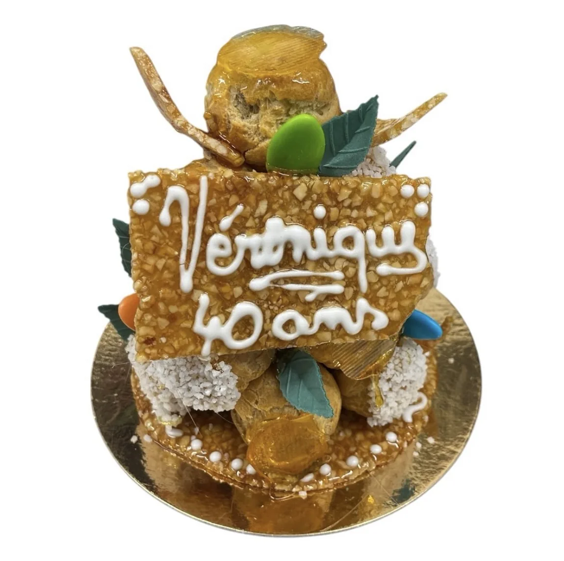 Pièce montée de choux caramélisés personnalisée, réalisée par La Fabrik pour les 40 ans de Véronique
