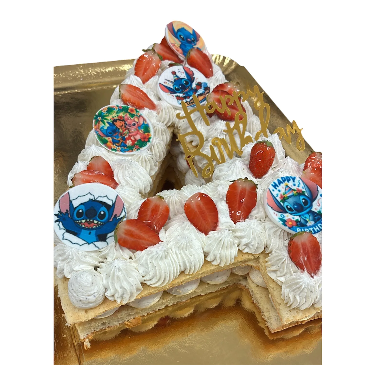 Number cake d'anniversaire garni de fraises fraîches et de disques comestibles Stitch